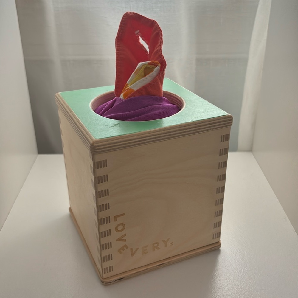 Lovevery ,Magic tissue box and tissues, the senser play, 5-6 months